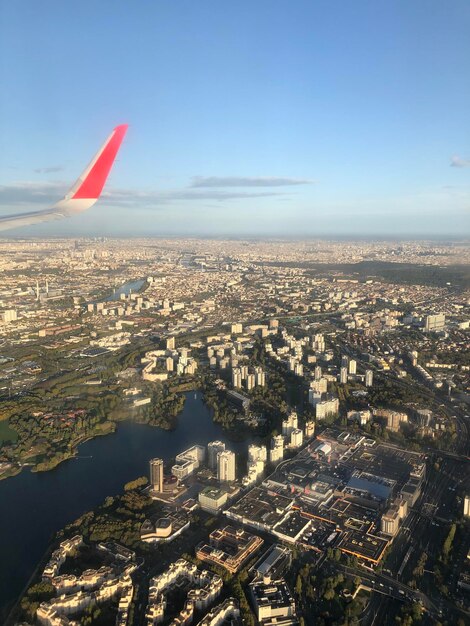 Foto vista aerea della città e degli edifici contro il cielo