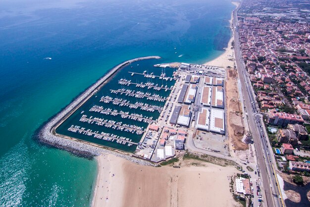 Photo aerial view of city by sea