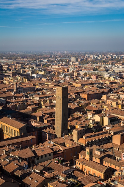 イタリア、ボローニャの市内中心部の航空写真