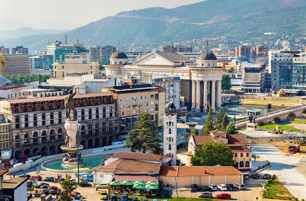 Foto vista aerea del centro della città di skopje, in macedonia