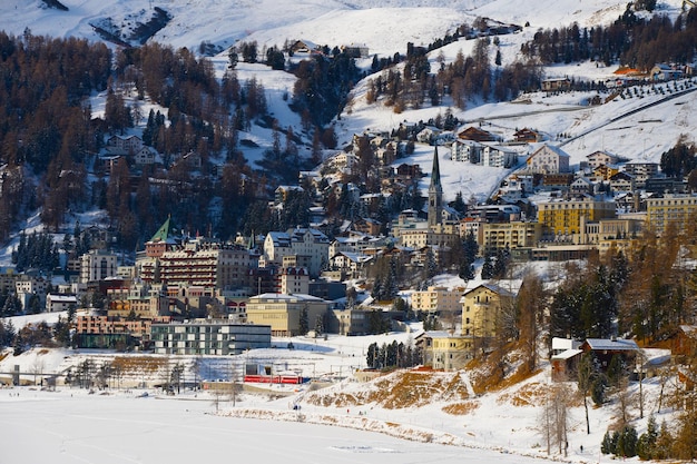 Foto vista aerea della città durante l'inverno