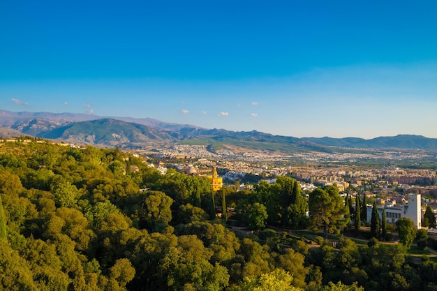 Veduta aerea della città di granada con la sierra nevada sullo sfondo