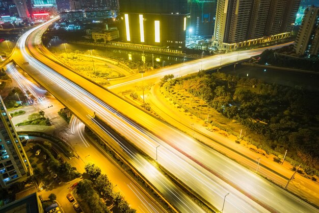 広州の夜の都市高速道路の航空写真