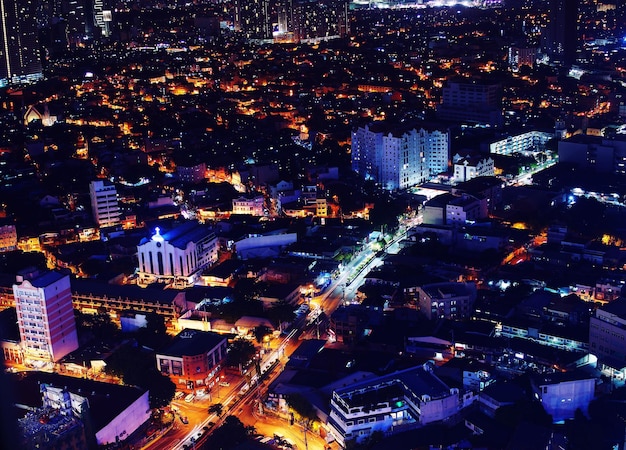 Foto vista aerea della città illuminata di notte