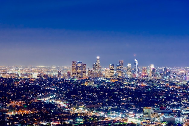 Photo aerial view of city lit up at night