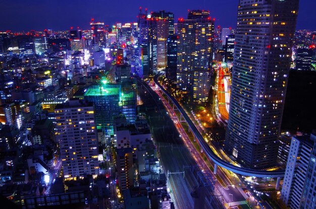 Photo aerial view of city lit up at night