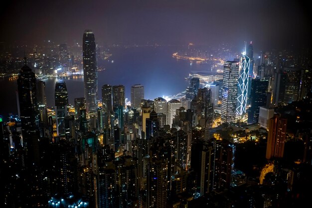 Photo aerial view of city lit up at night