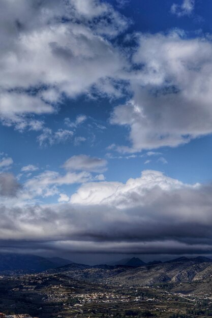 Foto vista aerea della città e delle montagne contro il cielo