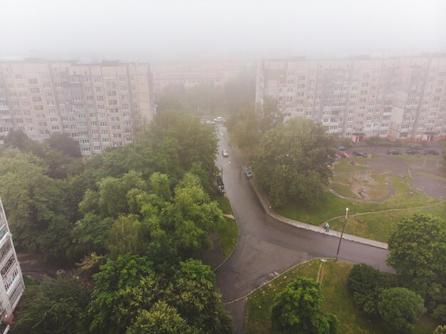 Вид с воздуха на город в пасмурную туманную погоду