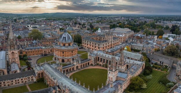オックスフォード大学のあるオックスフォード市の上空からの眺め