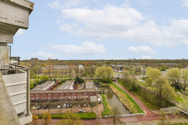 Photo an aerial view of a city park with a river