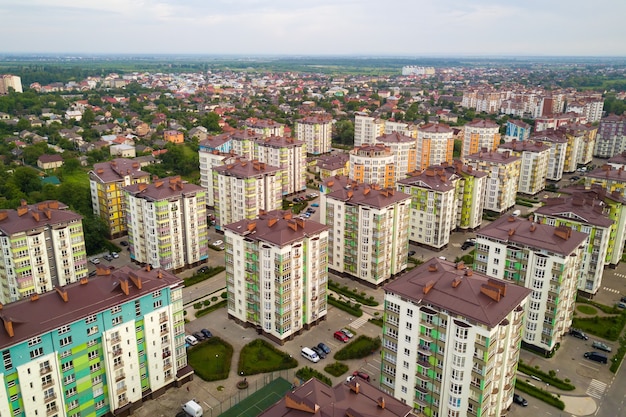 高いアパートの建物がある都市住宅地の航空写真。