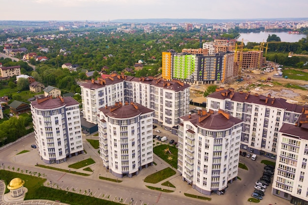 Вид с воздуха на жилой район города с высокими многоквартирными домами.