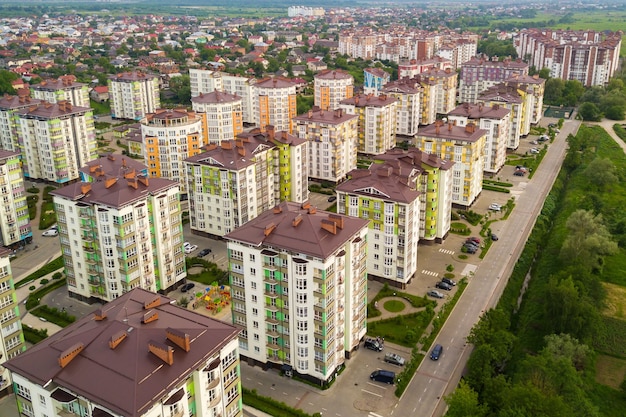 高いアパートの建物がある都市住宅地の航空写真。