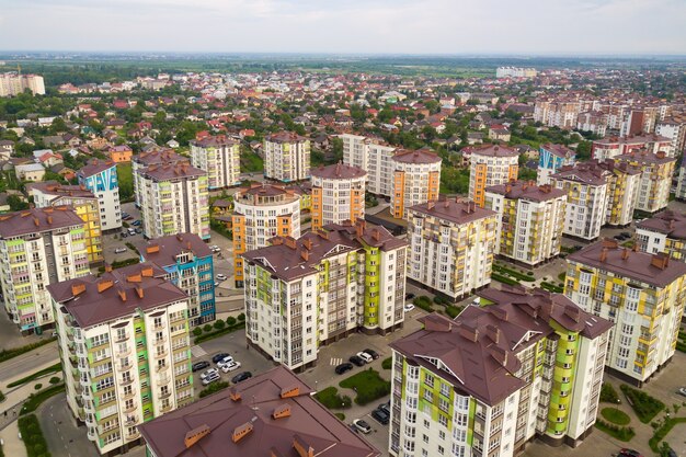 Аэрофотоснимок жилого района города с высокими многоквартирными домами.