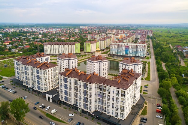 Аэрофотоснимок жилого района города с высокими многоквартирными домами.