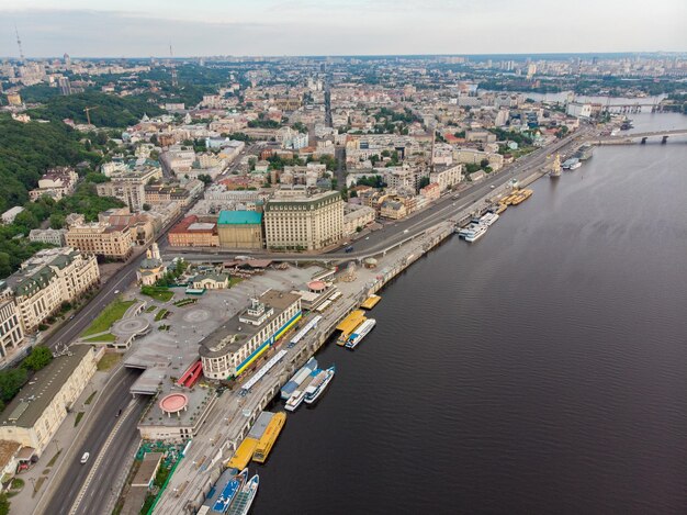 Photo aerial view of city riverside rivershore copy space