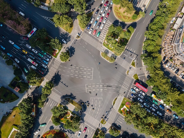 都市道路の交差点の航空写真