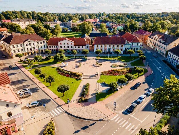 Foto vista aerea della città di saldus in lettonia