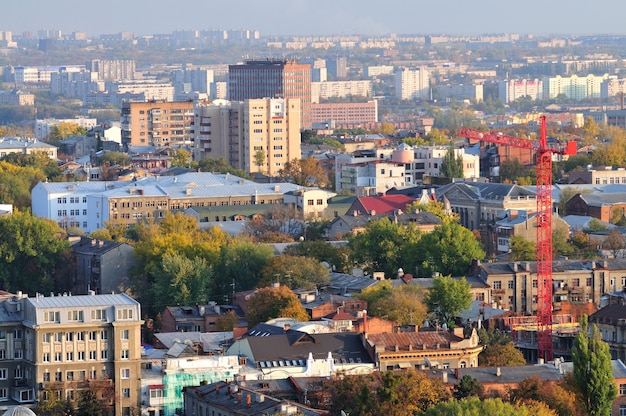 Вид с воздуха на город в солнечный день