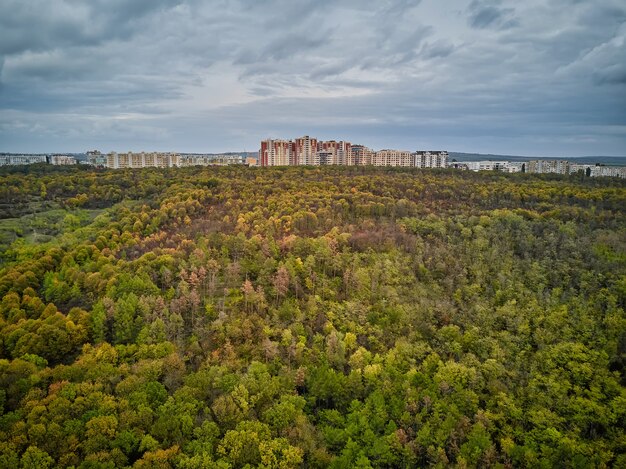 Veduta aerea della città al tramonto. bellissimo paesaggio autunnale della città. chisinau, repubblica moldova di.