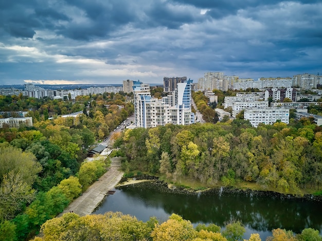 Вид с воздуха на город на закате. Красивый осенний городской пейзаж. Кишинев, Республика Молдова.