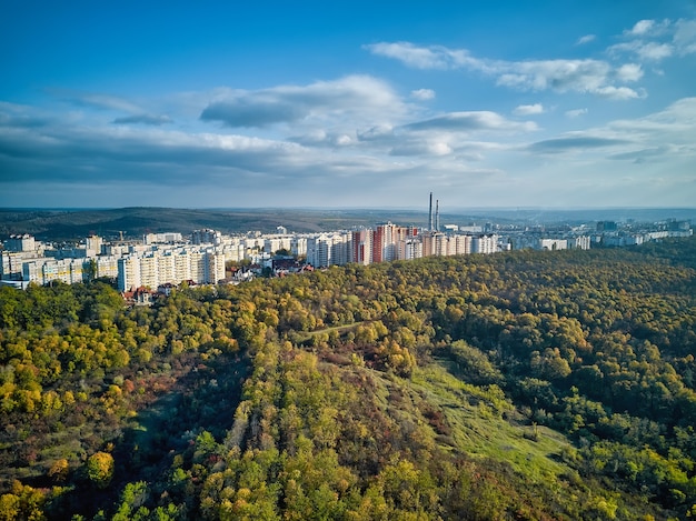 Вид с воздуха на город на закате. Красивый осенний городской пейзаж. Кишинев, Республика Молдова.