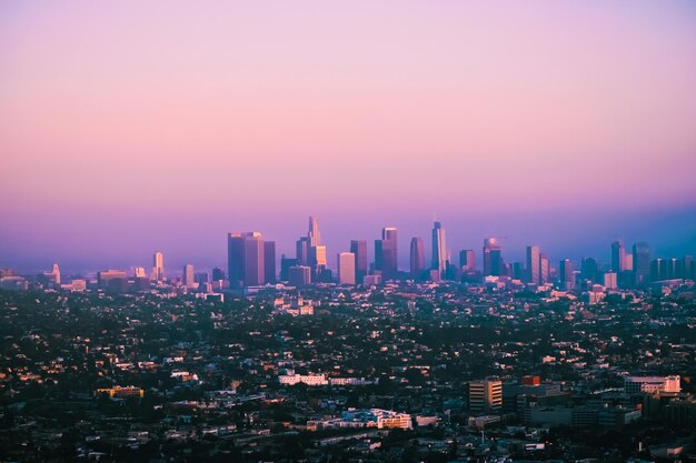 Foto vista aerea della città al tramonto