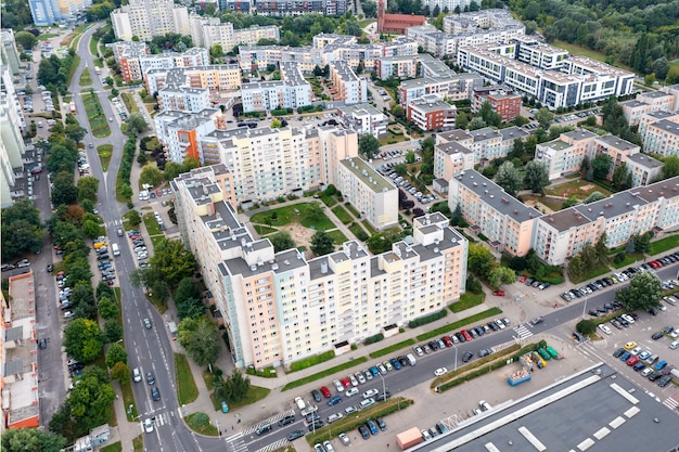 Вид с воздуха на город Вроцлав, жилые районы, летнее время