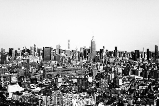 明るい空に照らされた都市風景の空中景色