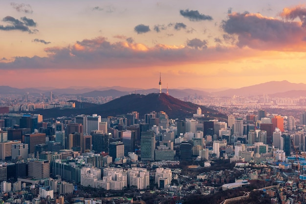 夕暮れの空に照らされた都市風景の空中景色