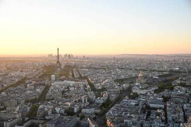 夕暮れの空に照らされた都市風景の空中景色