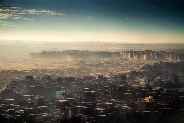 夕暮れの空を背景にした都市風景の空中写真