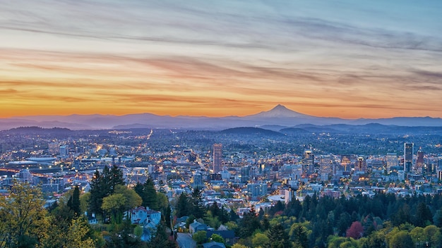 夕暮れの空を背景にした都市風景の空中景色