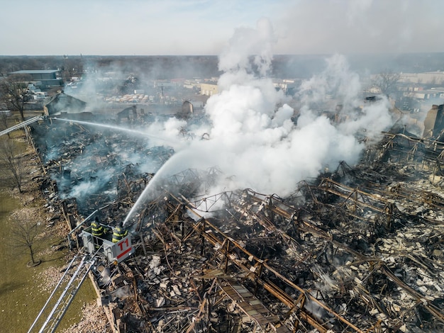 Воздушный вид городского пейзажа на небе