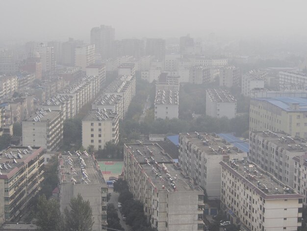 Воздушный вид городского пейзажа на фоне неба