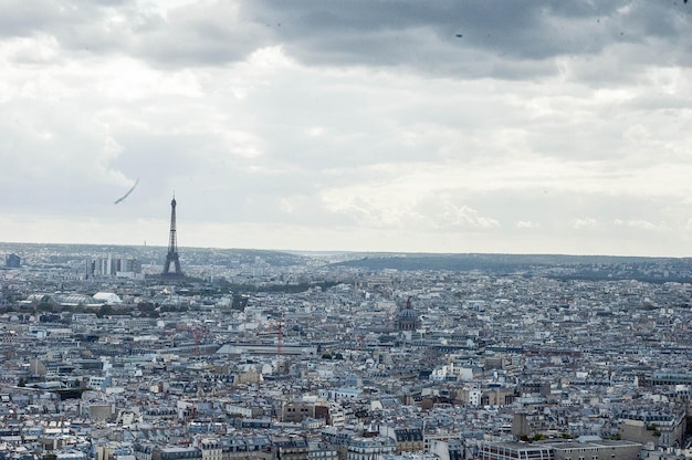 Photo aerial view of cityscape by sea against sky