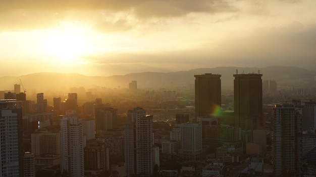 太陽が昇る間霧の天候で都市景色の空中眺め
