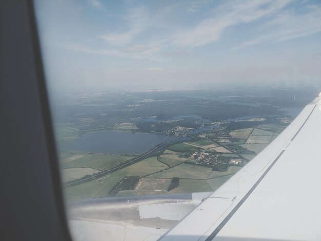 Foto vista aerea del paesaggio cittadino vista dalla finestra di un aereo