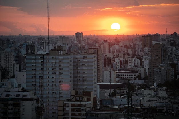 해가 지는 동안 도시 풍경 의 공중 풍경
