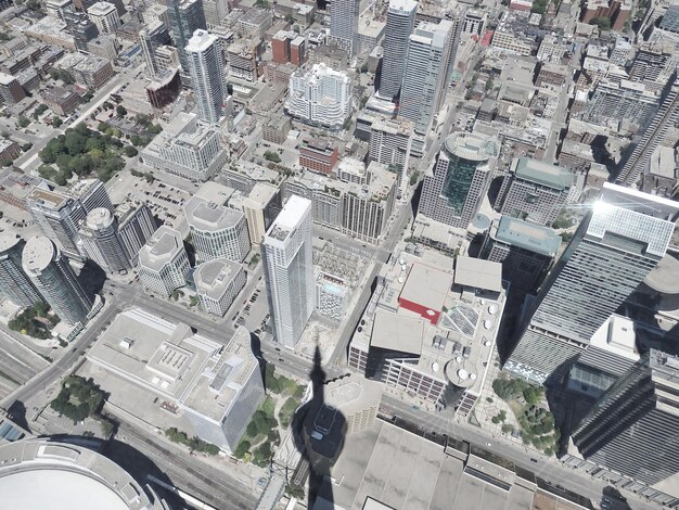 Photo aerial view of cityscape with cn tower shadow