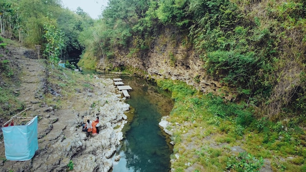 Foto vista aerea del fiume pulito per lavare i panni e fare il bagno agli abitanti del villaggio