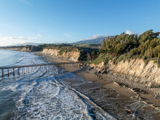 カリフォルニア州サンタバーバラの崖とビーチと海の空中景色