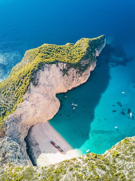 Foto vista aerea della scogliera dal mare