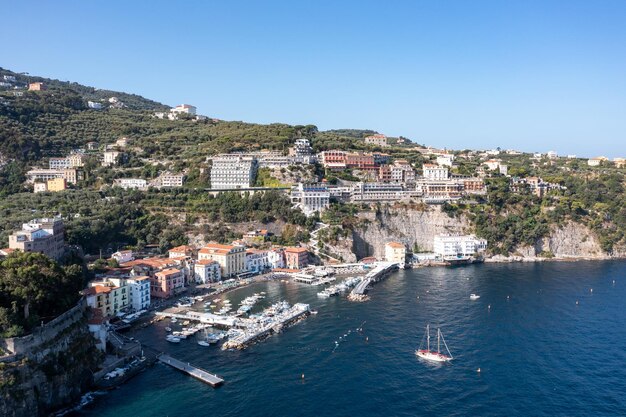 Foto vista aerea delle scogliere di sorrento, in italia, in una giornata d'estate