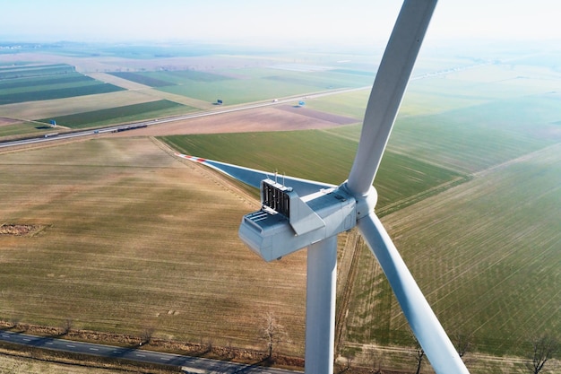 田園地帯のクローズアップ風車タービンの航空写真風力と再生可能な持続可能なエネルギーの概念