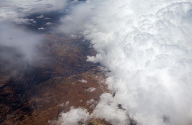 Photo aerial view clouds over andes mountains in cusco peru