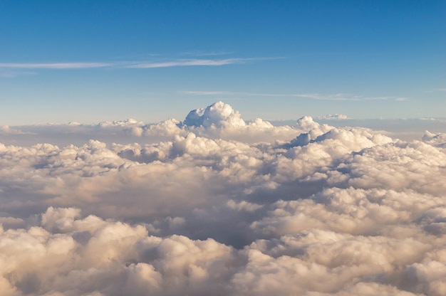 青空の上の雲の空中像、飛行機の窓からの視界