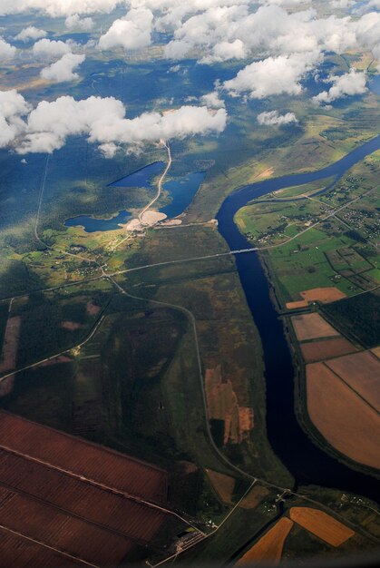 Foto vista aerea delle nuvole sul paesaggio