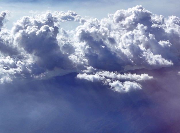 Foto vista aerea delle nuvole sul paesaggio